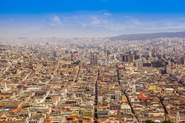 Tarihi merkezinde Quito, Ekvator, El Panecillo gelen panoramik görünüm — Stok fotoğraf