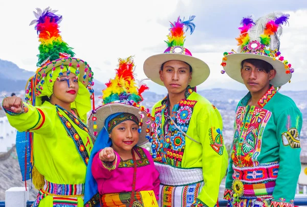 Quito, Ecuador, 12 de diciembre de 2018: Vista al aire libre del grupo de personas vestidas con ropa folclórica típica utilizada para actuaciones bailando en la calle del casco antiguo de Quito — Foto de Stock