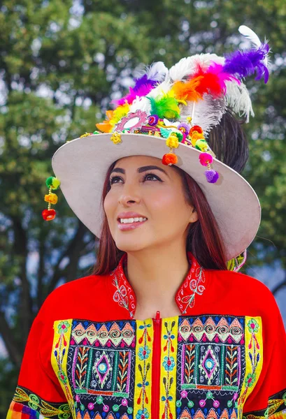 Retrato de una hermosa joven vestida con ropa folclórica típica usada para la festividad y la danza en la calle en el centro histórico del casco antiguo de Quito en el norte de Ecuador en las montañas de los Andes — Foto de Stock