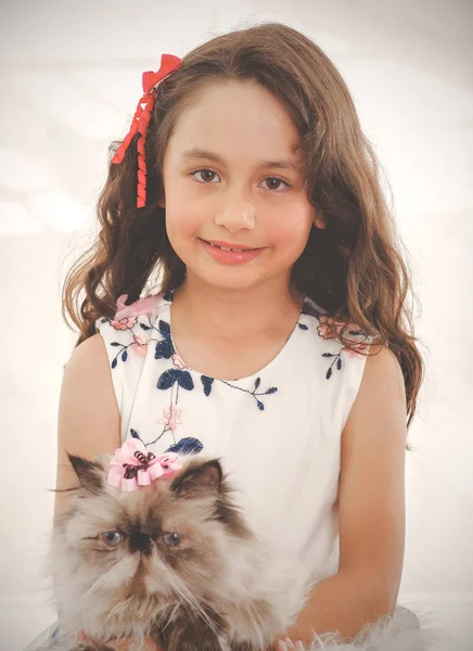 美丽微笑的小女孩拥抱她的猫的肖像 — 图库照片