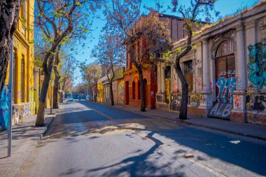Santiago, Şili - 13 Eylül 2018: Açık görünümü Santiago, Şili'nin başkenti Barrio Yungay sokakta bazı arabalar ve eski mahalle