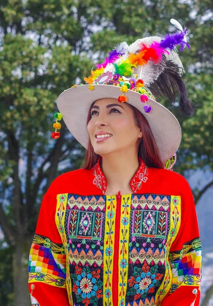Retrato de una hermosa joven vestida con ropa folclórica típica usada para la festividad y la danza en la calle en el centro histórico del casco antiguo de Quito en el norte de Ecuador en las montañas de los Andes —  Fotos de Stock