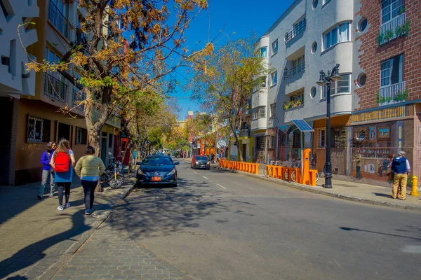 Santiago, Chile - 13 September 2018: Utomhus syn på Lastarria kvarter med människor som gick på gatorna, i Santiago i Chile — Stockfoto