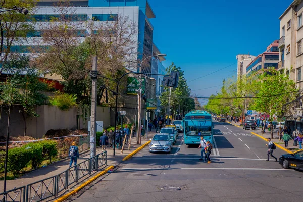 SANTIAGO DE CHILE, CHILE - OCTOBER 16, 2018: Outdoor view of cars in the streets of the city of Santiago of Chile circulatin during a gorgeous sunny day — Stock Photo, Image