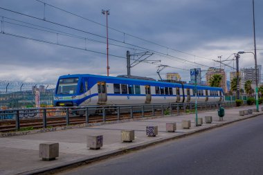 Valparaiso, Şili - Eylül, 15, 2018: Metro tren Valparaiso, Şili Valparaiso Vina del Mar için bağlanma