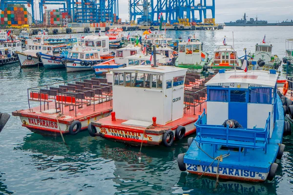 VALPARAISO, CHILE - 15 DE SEPTIEMBRE DE 2018: Vista exterior de muchos barcos y grúas atracados en un puerto de Valparaíso —  Fotos de Stock