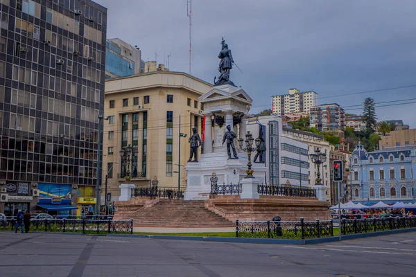 VALPARAISO, CILE - 15 SETTEMBRE 2018: Monumento agli eroi del combattimento navale di Iquique Nel 1879 e l'eroe di guerra cileno Arturo Prat, su Plaza Sotomayor. Valparaiso — Foto Stock