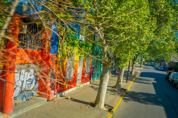SANTIAGO, CHILE - 13 DE SEPTIEMBRE DE 2018: Vista borrosa de casas coloridas en la calle Santiago, Chile —  Fotos de Stock