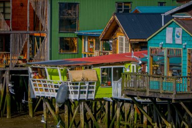 Chiloe, Şili - Eylül, 27, 2018: Tahta bacaklar palafitos Castro, Chiloe Adası, Patagonya'da evler