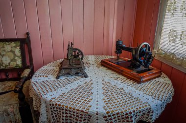 Chiloe, Şili - Eylül, 27, 2018: İç görüntülemek eski dikiş makinesi Chonchi Müzesi sergi, ahşap bir masa üzerinde