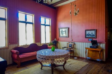 Chiloe, Şili - Eylül, 27, 2018: Mutfak alanında, Chonchi Müzesi içinde yemek pişirmek için kişi tarafından kullanılan, Chonchi aileler tarafından bağışlanan, 1996 yılında açılan soba kapalı görünüm eski