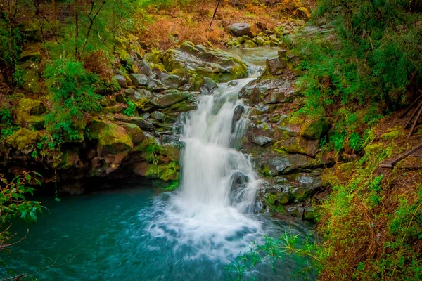 Bela vista ao ar livre da cachoeira em Pucon, Chile — Fotografia de Stock