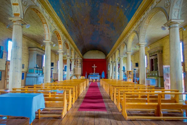 CHILOE, CHILE - 27 DE SEPTIEMBRE DE 2018: Vista interior de iglesia de madera en Chonchi, isla de Chiloé en Chile. Nuestra Señora del Rosario —  Fotos de Stock