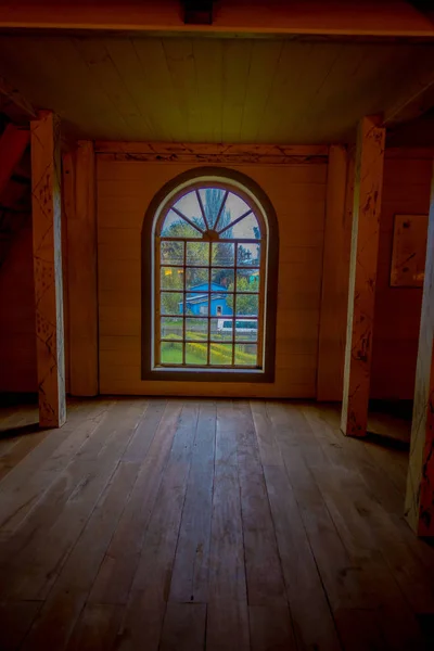 CHILOE, CHILE - SETEMBRO, 27, 2018: Vista interior da histórica igreja de Nercon, com uma linda janela mitral no templo católico localizado na comuna chilota sul do Chile, Património Mundial pela Unesco — Fotografia de Stock