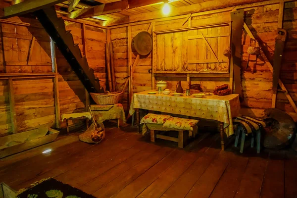 Chiloe, Chile - September 27, 2018: Inomhus vy av antika dinning room indise Chonchi Museum fyllt med föremål från 1920-talet, donerad av familjer av Chonchi, öppnades 1996 — Stockfoto