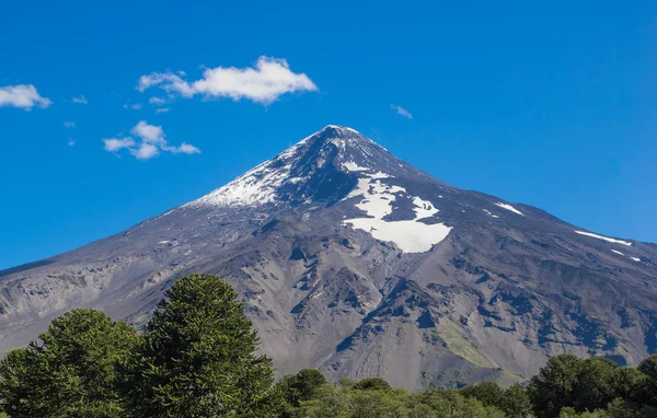 Pucon в центрі Чилі на синьому небі сонячний день — стокове фото