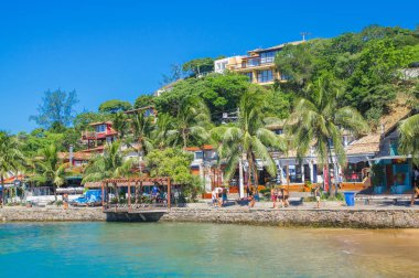 Buzios, Brezilya - 24 Şubat 2018: Buzios sokakları mağazalar ve restoranlarla dolu turistlerin gece ziyaret etmesi için popüler.
