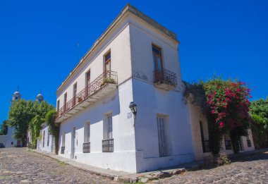 Colonia del Sacramento, Uruguay'ın güneybatısında bir şehir sokakları .