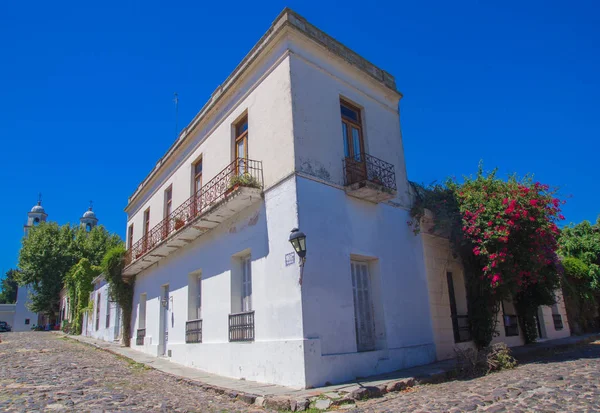 As ruas de Colonia del Sacramento, uma cidade no sudoeste do Uruguai  . — Fotografia de Stock