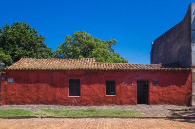 Colonia del Sacramento, Uruguay'ın güneybatısında bir şehir sokakları .