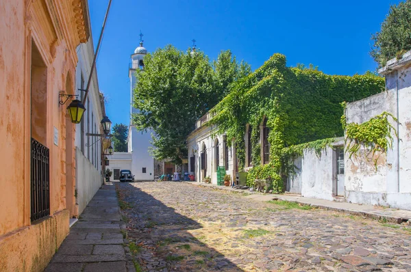 Las calles de Colonia del Sacramento, una ciudad en el suroeste de Uruguay  . —  Fotos de Stock
