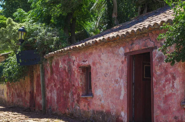 As ruas de Colonia del Sacramento, uma cidade no sudoeste do Uruguai  . — Fotografia de Stock