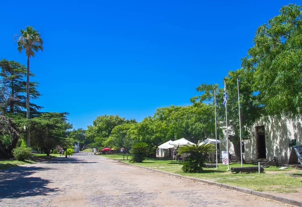 Las calles de Colonia del Sacramento, una ciudad en el suroeste de Uruguay  . — Foto de Stock