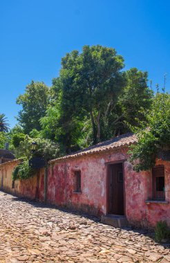 Colonia del Sacramento, Uruguay'ın güneybatısında bir şehir sokakları .