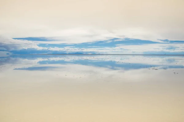 Salar de Uyuni, la più grande area pianeggiante salata del mondo, Altiplano, Bolivia, Sud America . — Foto Stock