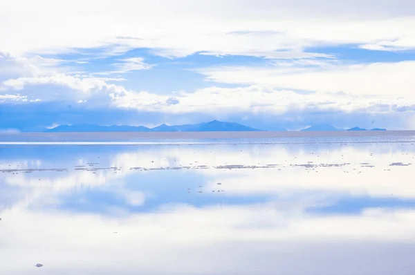 Salar de Uyuni, a világ legnagyobb sós sík terület, határán, Bolívia, Dél-Amerika. — Stock Fotó