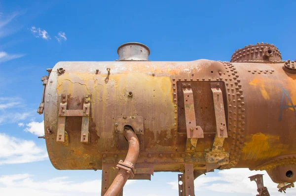 Salar de Uyuni, Regione di Uyuni, Bolivia - 7 agosto 2018: Grande cimitero ferroviario. Cimitero dei treni nel deserto boliviano — Foto Stock