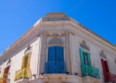 Buenos Aires, Arjantin - 30 Ocak 2018: Caminito, Buenos Aires'in La Boca semtlerinde renkli bir bölgedir. Renkli boyalı binalar ile.
