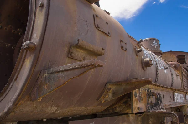 Salar de Uyuni, Região de Uyuni, Bolívia - 7 de agosto de 2018: Great Train Graveyard. Cemitério de trem no deserto boliviano — Fotografia de Stock