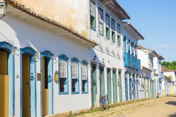 Calle del centro histórico en Paraty, Río de Janeiro, Brasil. Paraty es un municipio colonial portugués y brasileño preservado. . — Foto de Stock