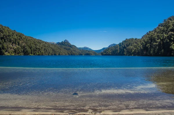 Lago Espejo Grande nära Villa La Angostura i Neuquen-provinsen, Argentina. Vacker solnedgång på Lago Espejo Grande — Stockfoto