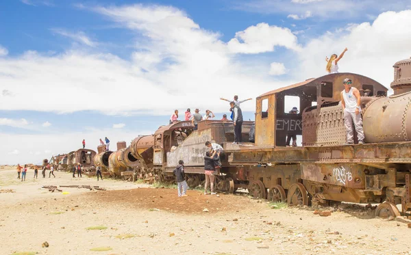 Salar de Uyuni, Uyuni Region, Bolivia - August 7th, 2018: Great Train Graveyard. Train Cemetery in the Bolivian desert — Stock Photo, Image