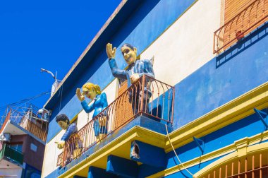 Buenos Aires, Arjantin - 30 Ocak 2018: Caminito, Buenos Aires'in La Boca semtlerinde renkli bir bölgedir. Renkli boyalı binalar ile.