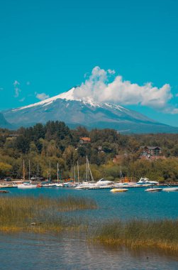 Pucon, Şili - 23 Eylül 2018: Şili'nin merkezinde, güneşli bir günde mavi bir gökyüzünde Pucon kasabası