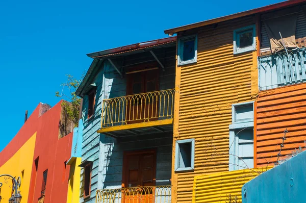 Buenos Aires, Arjantin - 30 Ocak 2018: Caminito, Buenos Aires'in La Boca semtlerinde renkli bir bölgedir. Renkli boyalı binalar ile. — Stok fotoğraf