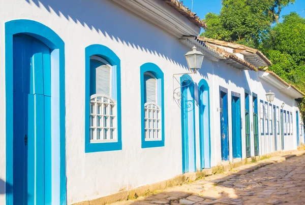 Straße des historischen Zentrums in Paraty, Rio de Janeiro, Brasilien. Paraty ist eine erhaltene portugiesische Kolonial- und brasilianische Kaisergemeinde. — Stockfoto