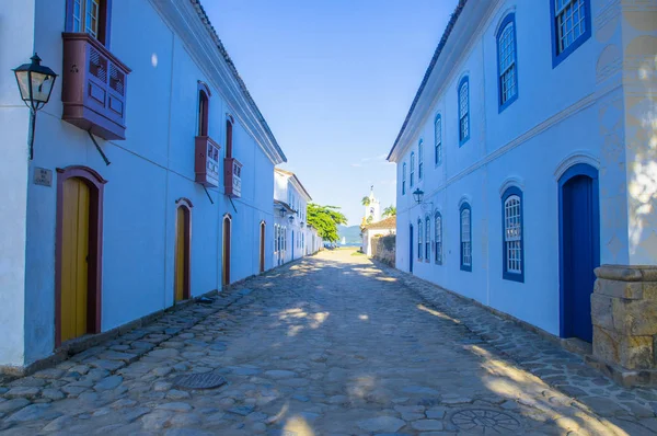 Straat van het historische centrum in Paraty, Rio de Janeiro, Brazilië. Paraty is een Portugese koloniale en Braziliaanse keizerlijke gemeente. — Stockfoto