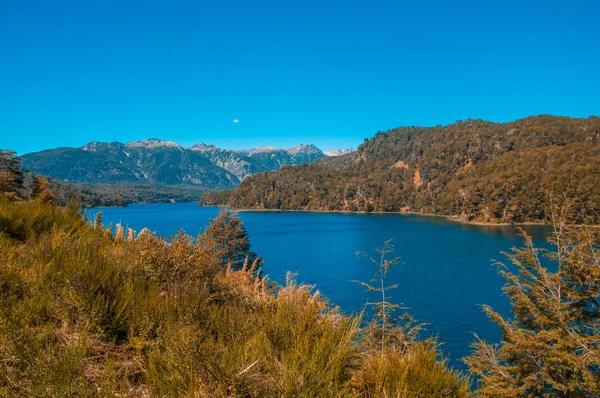 Озеро Нахуель Huapi і Вілла Ла-Ангостура міста, Аргентина — стокове фото