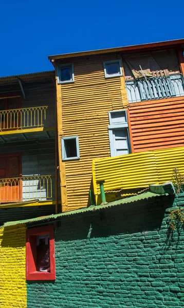 BUENOS AIRES, ARGENTINA - 30 GENNAIO 2018: Caminito è un'area colorata nei quartieri di La Boca a Buenos Aires. Con edifici coloratamente dipinti . — Foto Stock