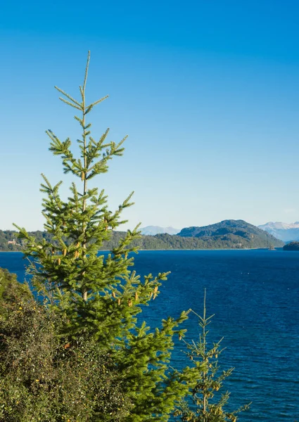 Nahuel-tó Huapi és Villa La Angostura Town, Argentína — Stock Fotó