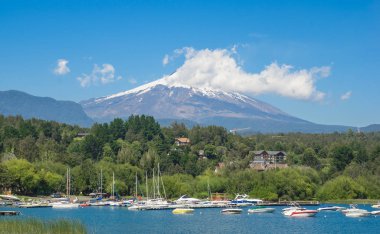 Pucon, Şili - 23 Eylül 2018: Şili'nin merkezinde, güneşli bir günde mavi bir gökyüzünde Pucon kasabası