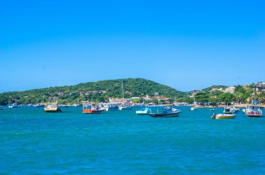 Buzios, Brezilya - 24 Şubat 2018: Mağaza ve restoranlarla dolu Buzios sokakları turistlerin gece saatlerinde ziyaret etmesi için popüler, Brezilya