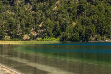 Neuquen Eyaleti Villa la Angostura yakınlarındaki Lago Espejo Grande, Arjantin. Lago Espejo Grande'de güzel gün batımı