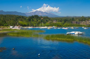 Pucon, Şili - 23 Eylül 2018: Şili'nin merkezinde, güneşli bir günde mavi bir gökyüzünde Pucon kasabası