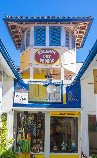 Buzios, Brazilië-februari 24, 2018: de straten van Buzios zijn gevuld met winkels en restaurants zijn populair voor toeristen om 's nachts te bezoeken. — Stockfoto