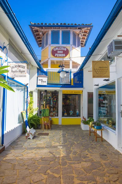 Buzios, Brasil - 24 de febrero de 2018: Las calles de Buzios están llenas de tiendas y los restaurantes son populares para que los turistas los visiten por la noche . —  Fotos de Stock